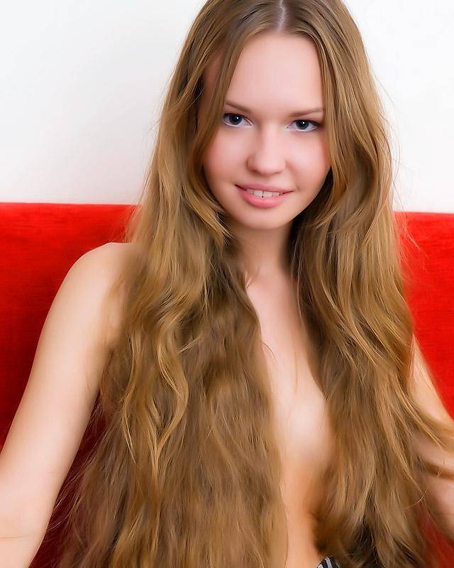 Миниатюрная красотка с гладкой киской 9 фотка